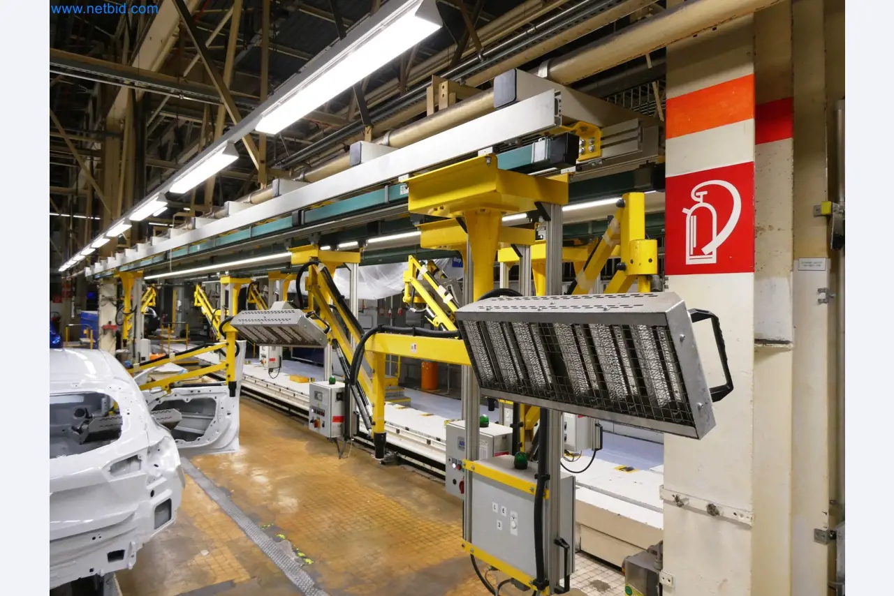 Roboty, sprzęt spawalniczy i akcesoria montażowe z branży motoryzacyjnej-6