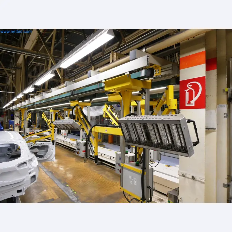 Roboty, sprzęt spawalniczy i akcesoria montażowe z branży motoryzacyjnej-6