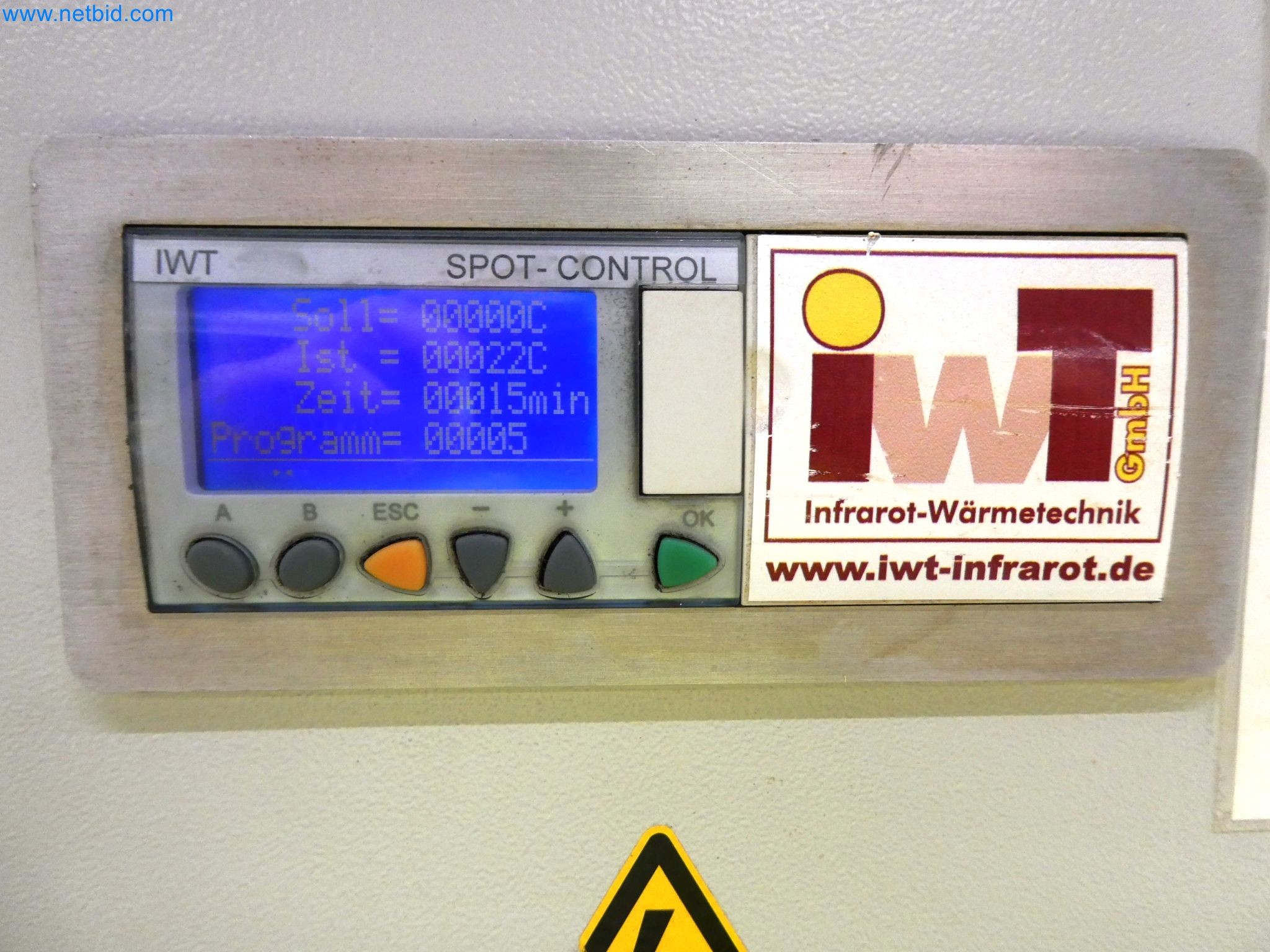 Roboty, sprzęt spawalniczy i akcesoria montażowe z branży motoryzacyjnej-7