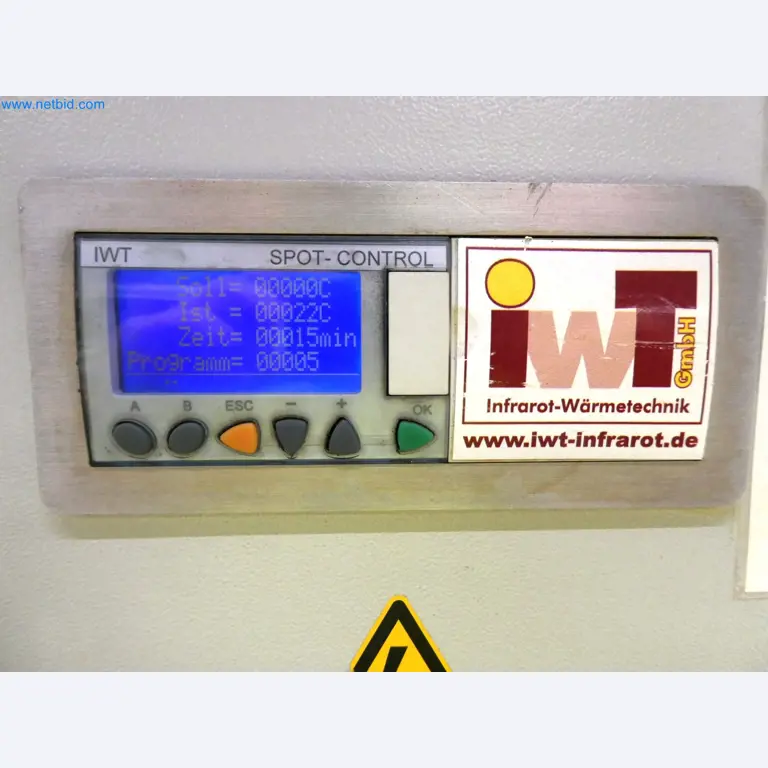 Roboty, sprzęt spawalniczy i akcesoria montażowe z branży motoryzacyjnej-7