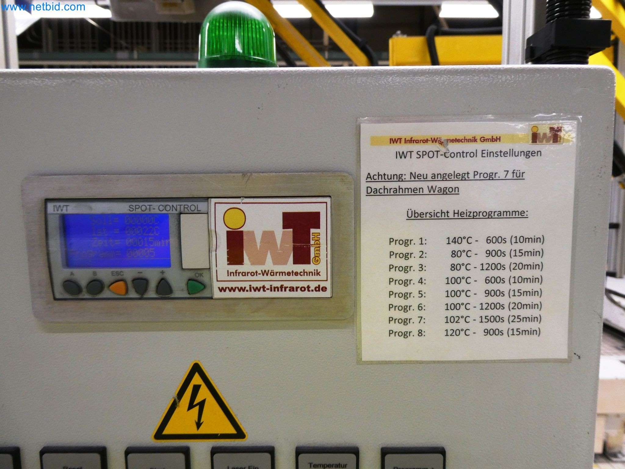 Roboty, sprzęt spawalniczy i akcesoria montażowe z branży motoryzacyjnej-8