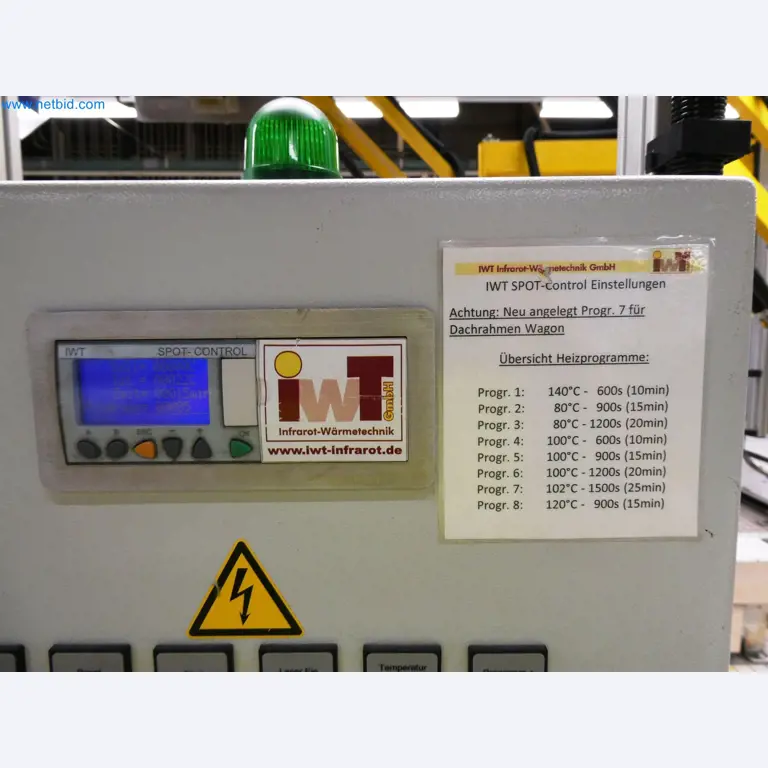 Roboty, sprzęt spawalniczy i akcesoria montażowe z branży motoryzacyjnej-8
