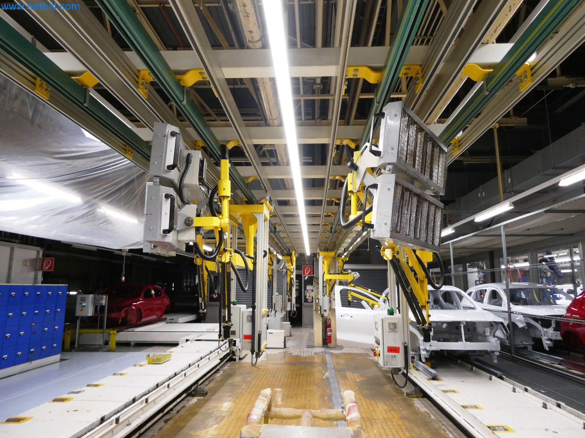 Roboty, sprzęt spawalniczy i akcesoria montażowe z branży motoryzacyjnej-9