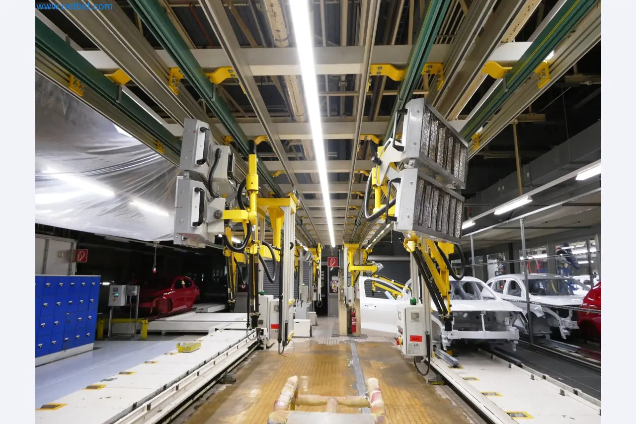 Roboty, sprzęt spawalniczy i akcesoria montażowe z branży motoryzacyjnej-9