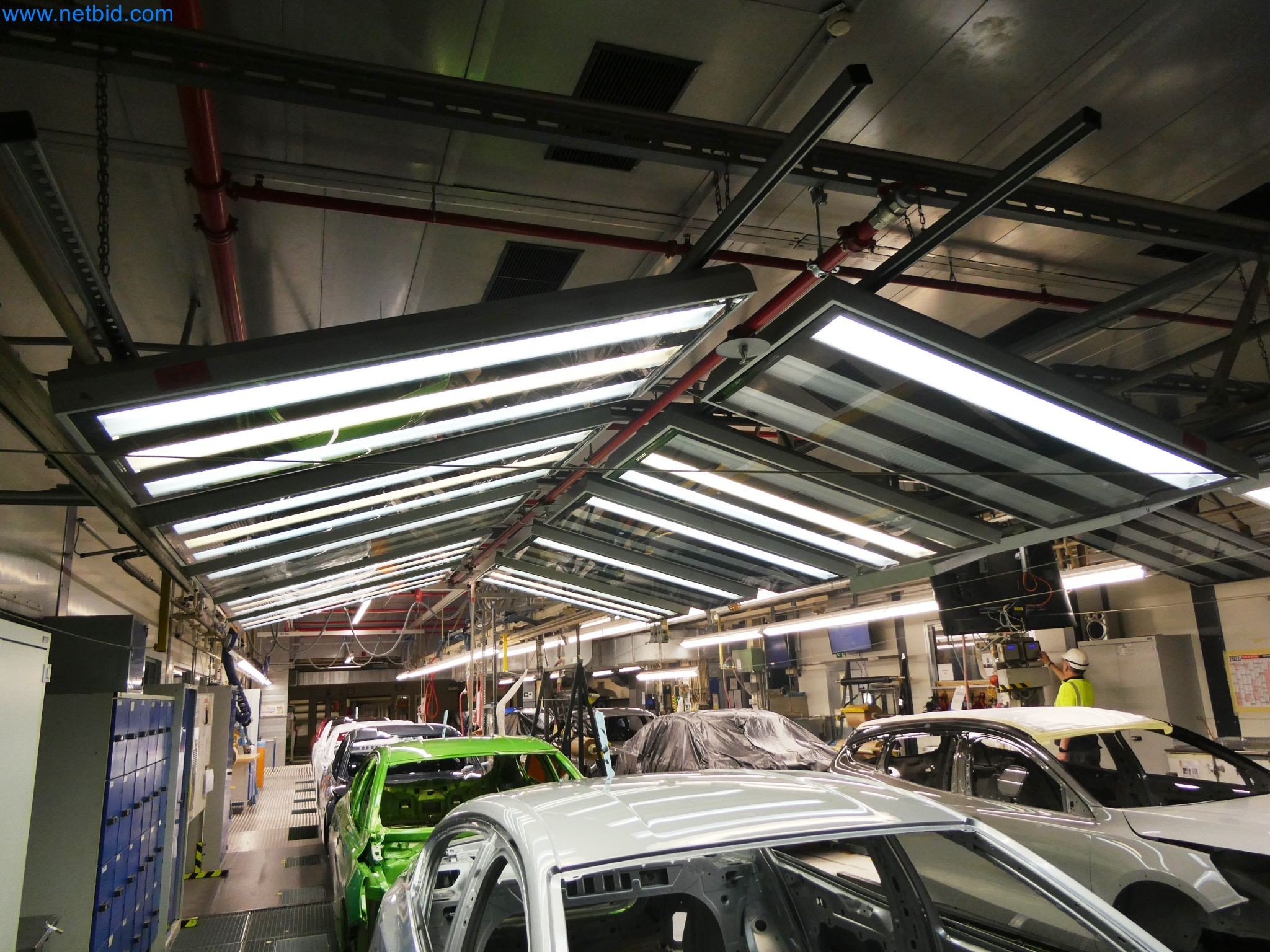 Roboti, varilna oprema in pripomočki za montažo iz avtomobilske industrije-1