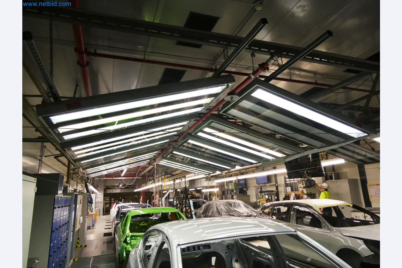 Roboty, sprzęt spawalniczy i akcesoria montażowe z branży motoryzacyjnej-1