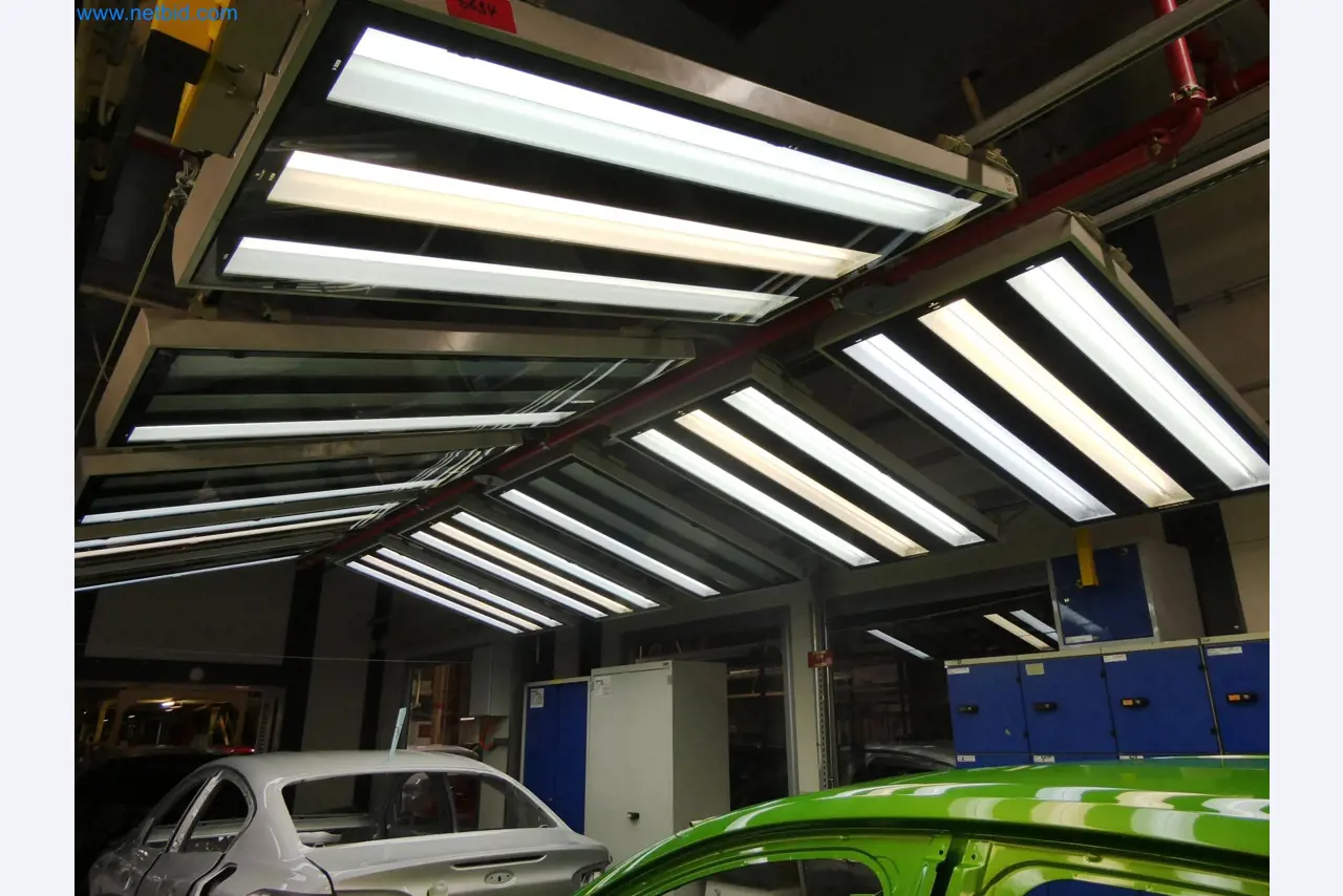 Roboty, sprzęt spawalniczy i akcesoria montażowe z branży motoryzacyjnej-2