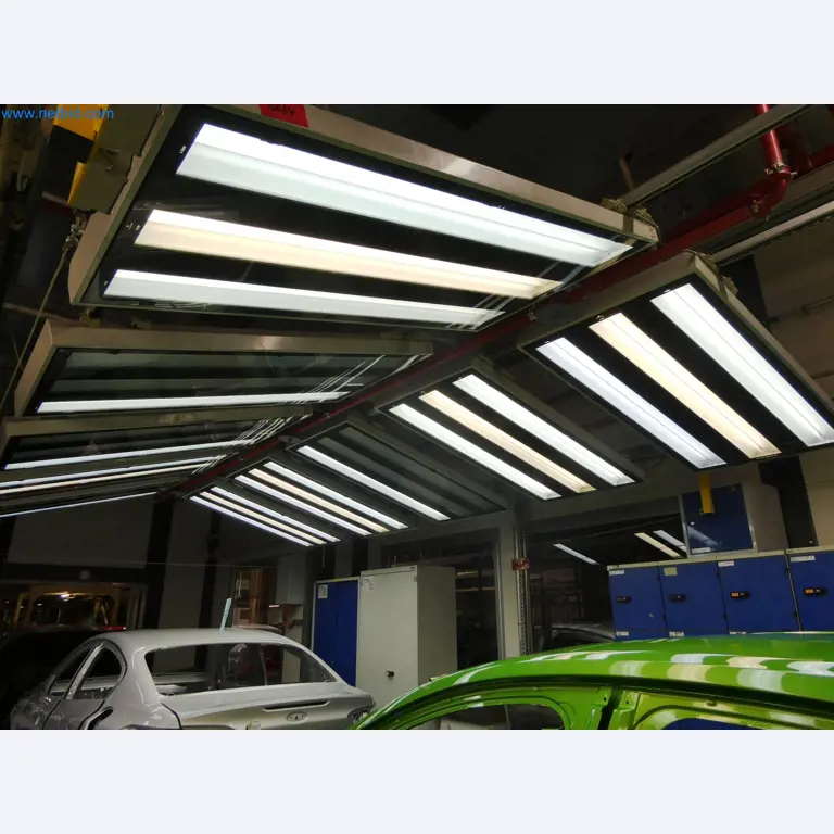 Roboty, sprzęt spawalniczy i akcesoria montażowe z branży motoryzacyjnej-2