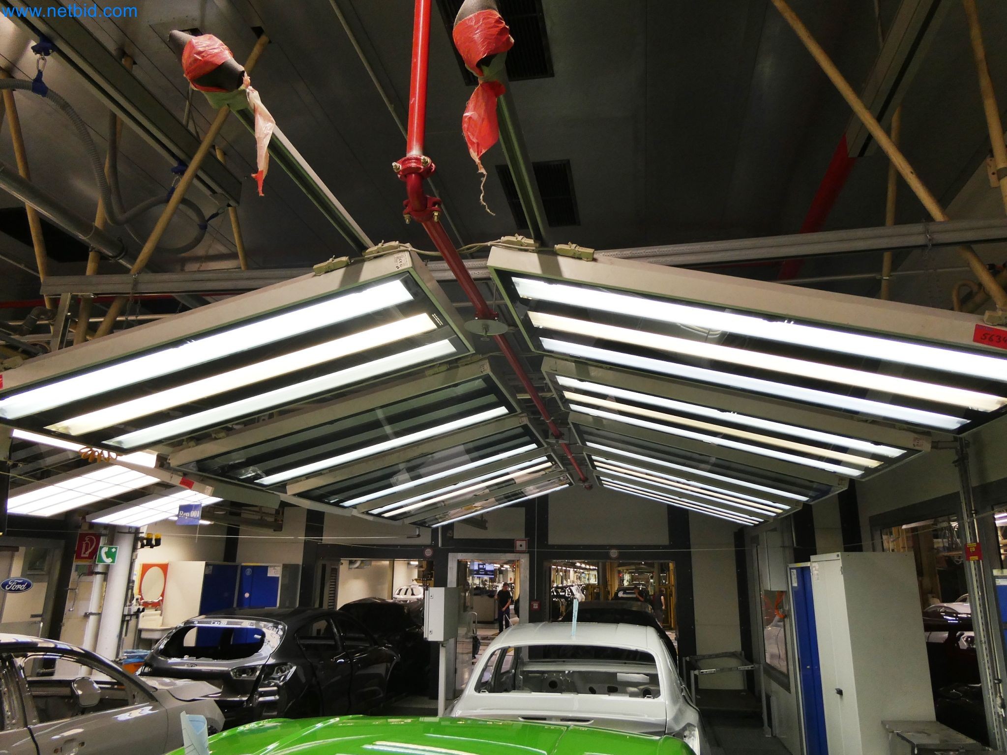 Roboti, varilna oprema in pripomočki za montažo iz avtomobilske industrije-3