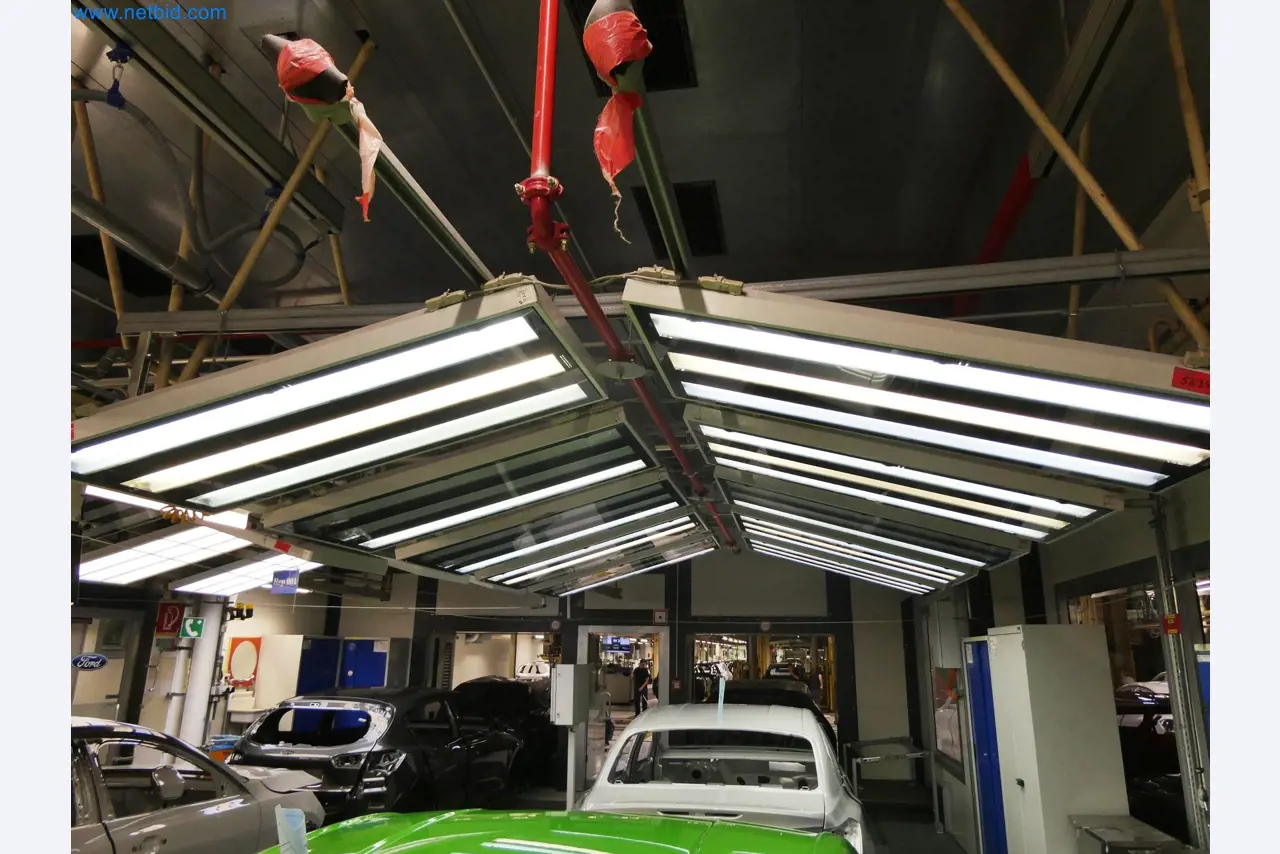 Roboty, sprzęt spawalniczy i akcesoria montażowe z branży motoryzacyjnej-3