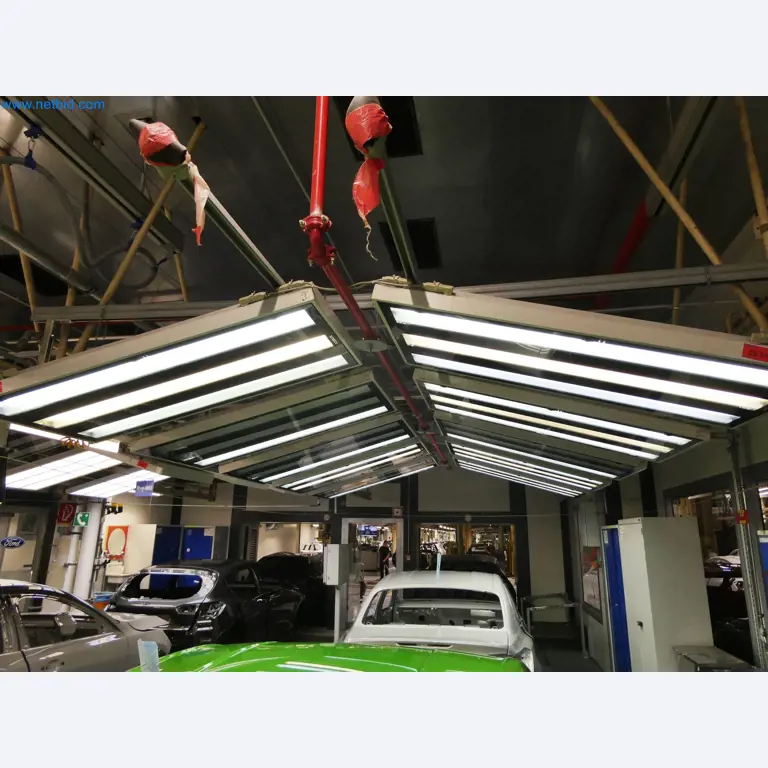 Roboty, sprzęt spawalniczy i akcesoria montażowe z branży motoryzacyjnej-3