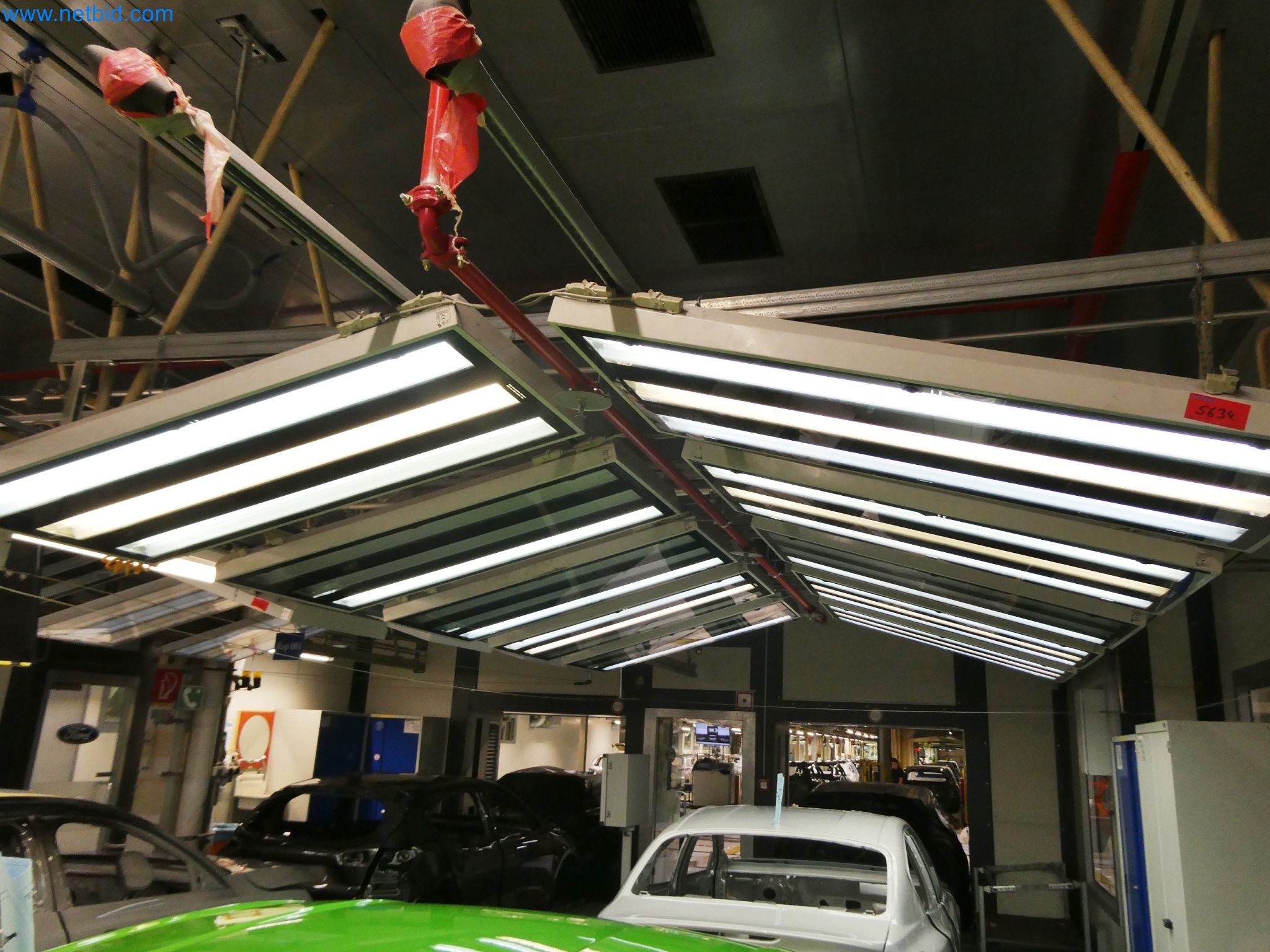 Roboti, varilna oprema in pripomočki za montažo iz avtomobilske industrije-4