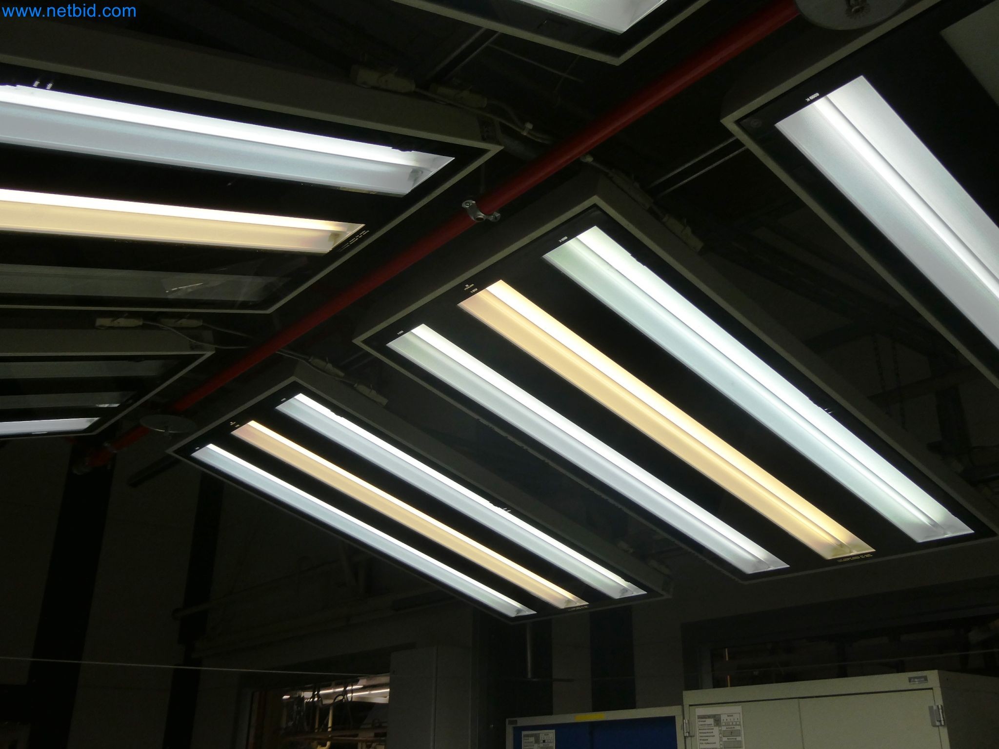 Roboti, varilna oprema in pripomočki za montažo iz avtomobilske industrije-5