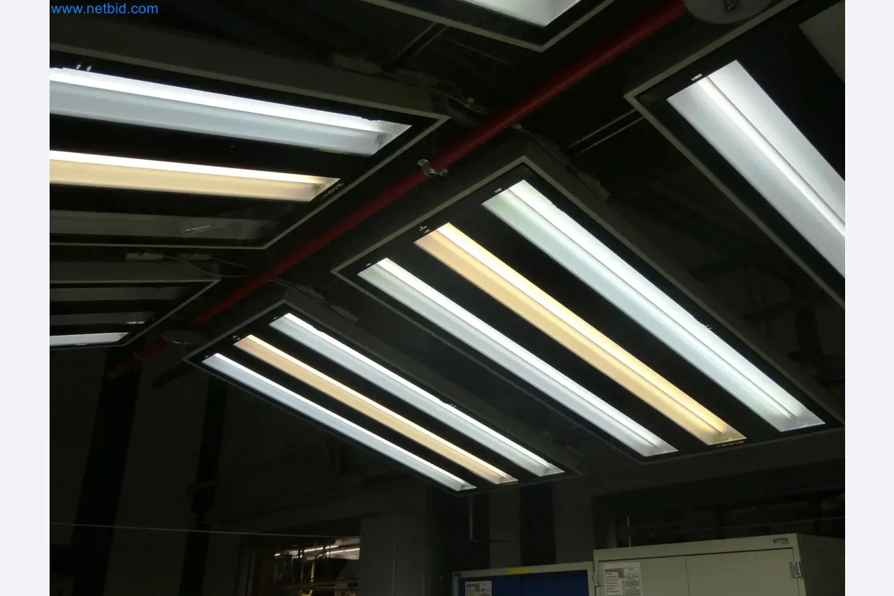 Roboty, sprzęt spawalniczy i akcesoria montażowe z branży motoryzacyjnej-5