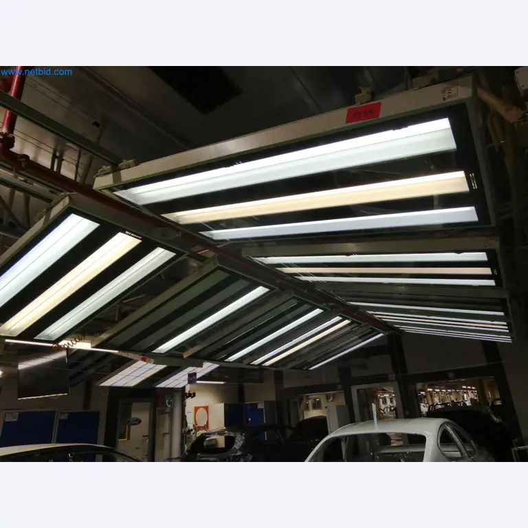 Roboty, sprzęt spawalniczy i akcesoria montażowe z branży motoryzacyjnej-6