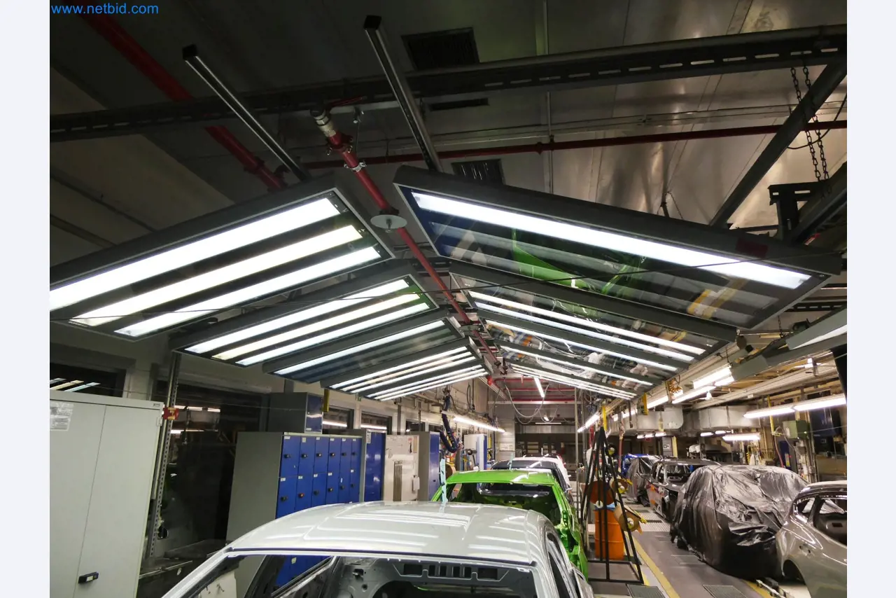 Roboty, sprzęt spawalniczy i akcesoria montażowe z branży motoryzacyjnej-7