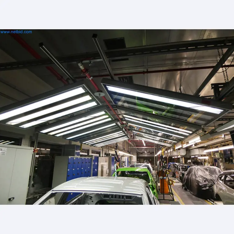 Roboty, sprzęt spawalniczy i akcesoria montażowe z branży motoryzacyjnej-7