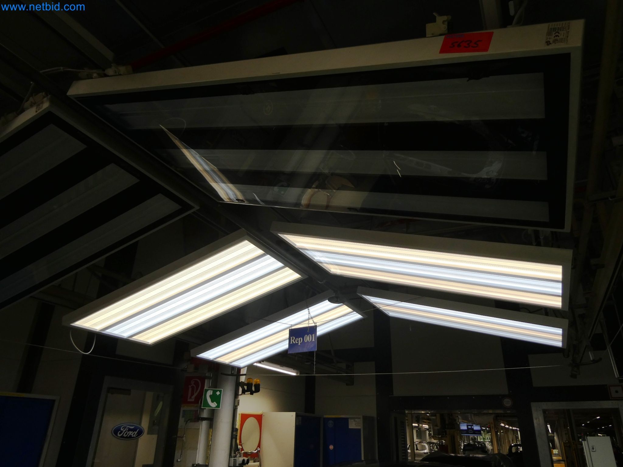 Roboti, varilna oprema in pripomočki za montažo iz avtomobilske industrije-1