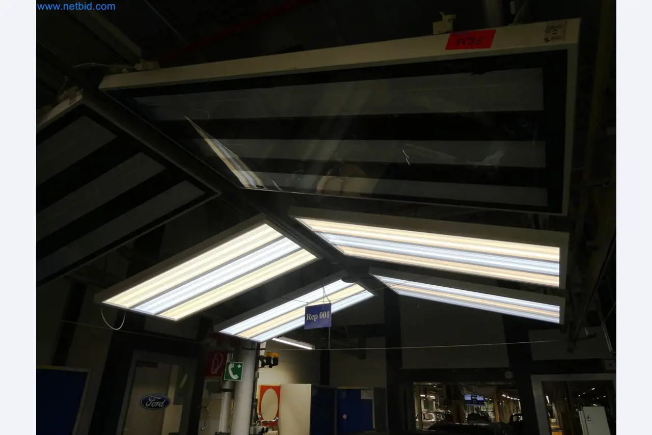 Roboti, varilna oprema in pripomočki za montažo iz avtomobilske industrije-1