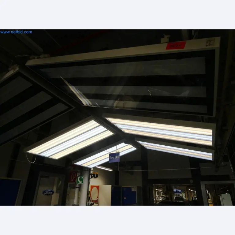 Roboti, varilna oprema in pripomočki za montažo iz avtomobilske industrije-1