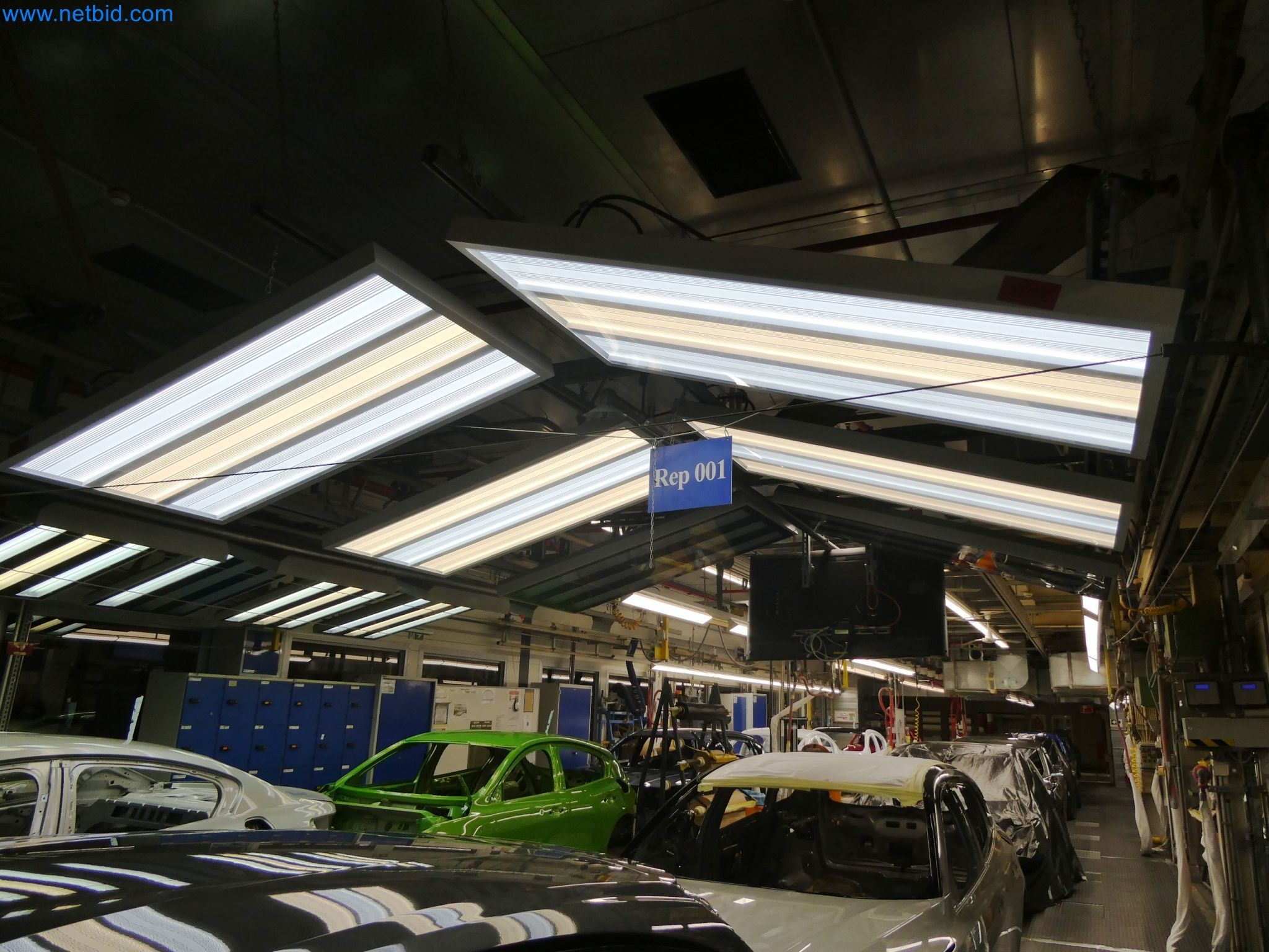 Roboti, varilna oprema in pripomočki za montažo iz avtomobilske industrije-2