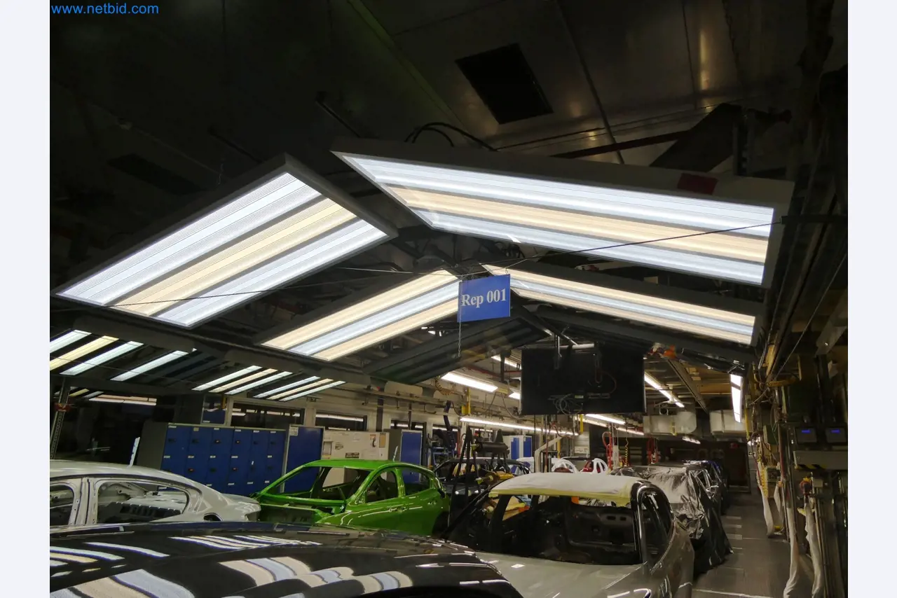 Roboti, varilna oprema in pripomočki za montažo iz avtomobilske industrije-2