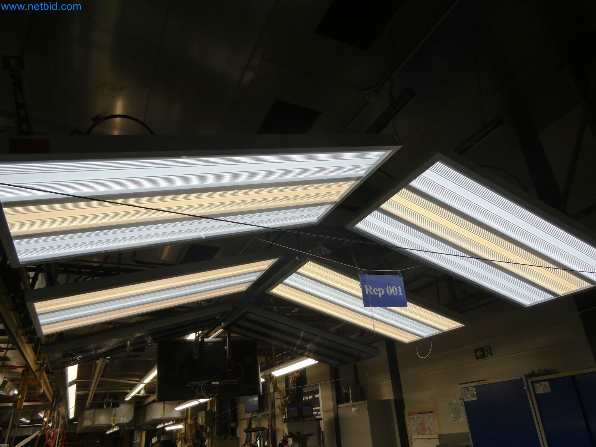 Roboti, varilna oprema in pripomočki za montažo iz avtomobilske industrije-3