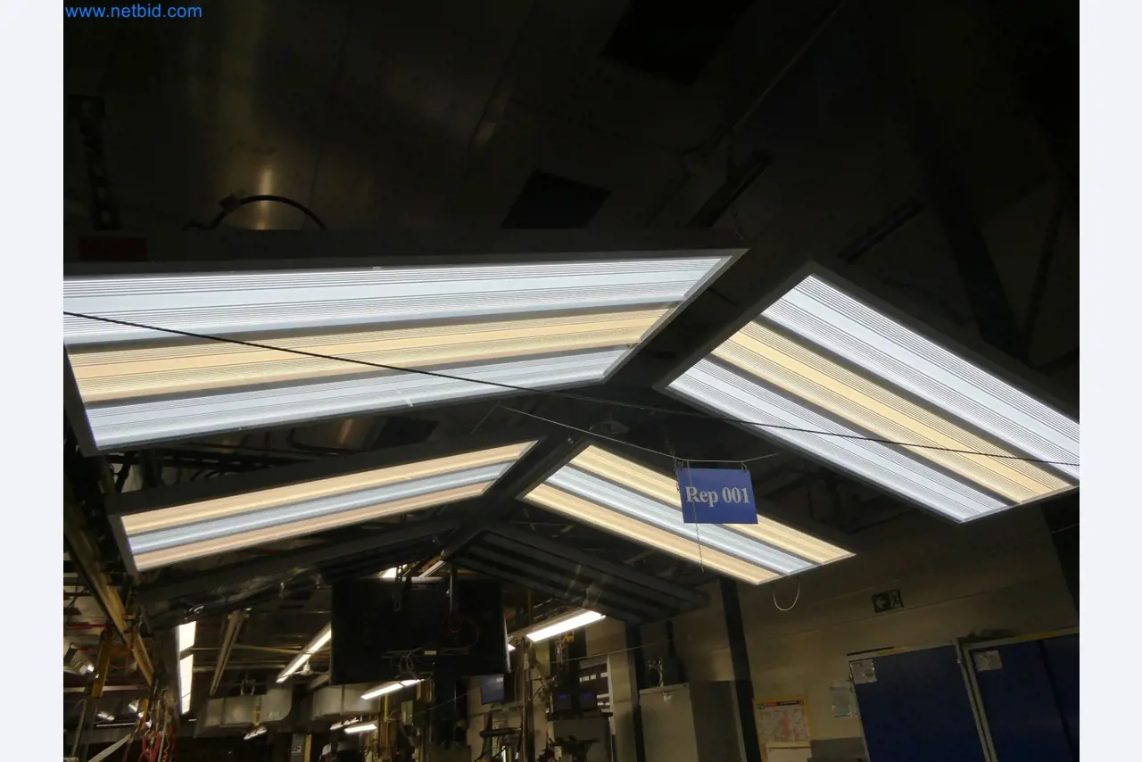 Roboti, varilna oprema in pripomočki za montažo iz avtomobilske industrije-3