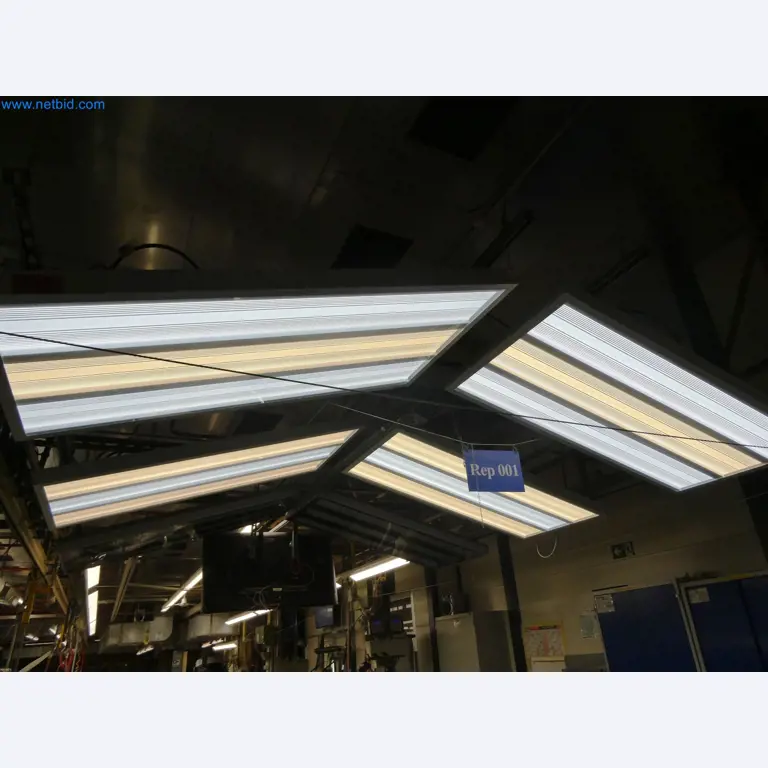 Roboti, varilna oprema in pripomočki za montažo iz avtomobilske industrije-3