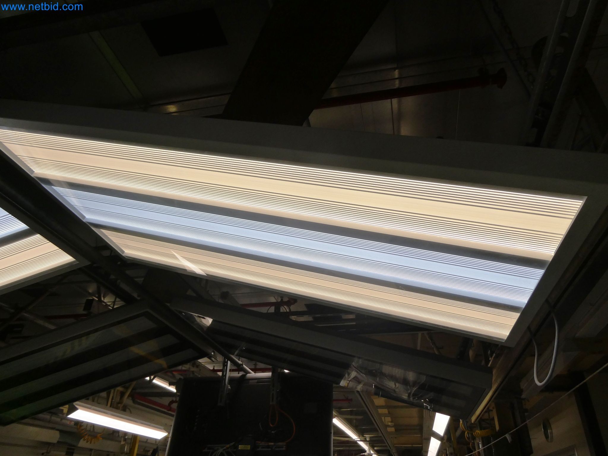 Roboti, varilna oprema in pripomočki za montažo iz avtomobilske industrije-4