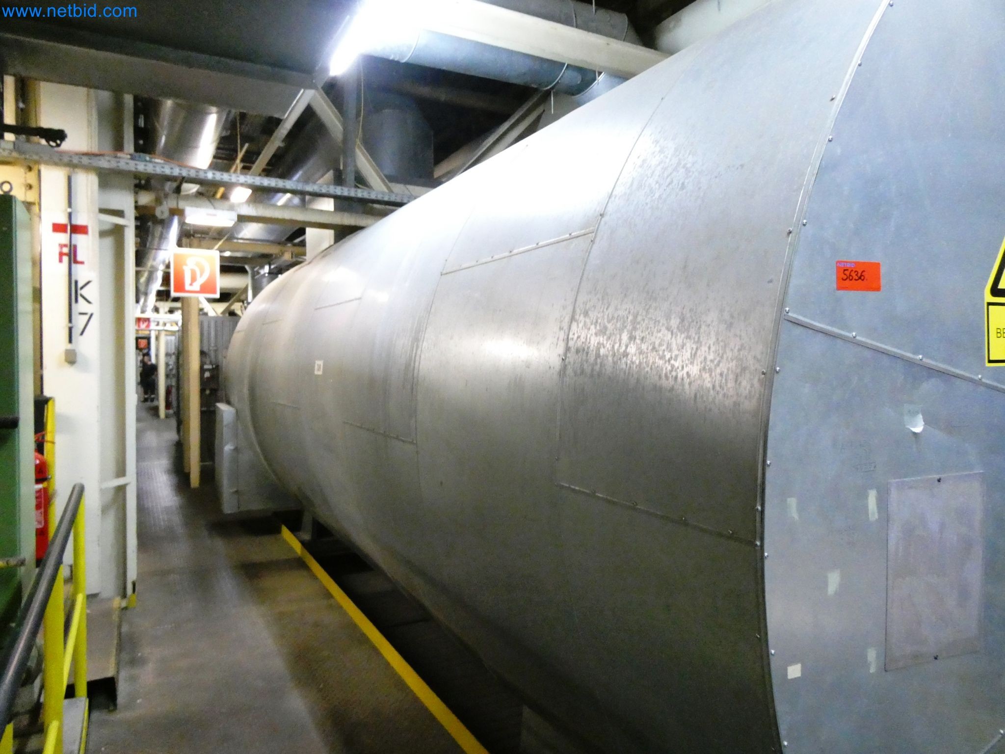 Roboty, sprzęt spawalniczy i akcesoria montażowe z branży motoryzacyjnej-1