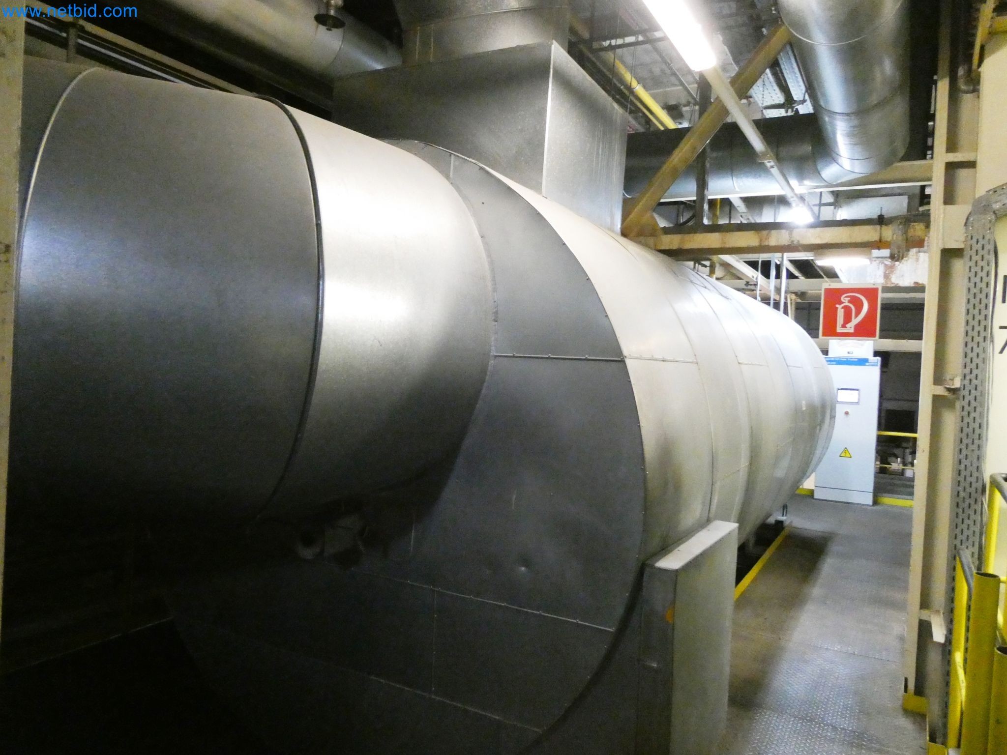 Roboty, sprzęt spawalniczy i akcesoria montażowe z branży motoryzacyjnej-2