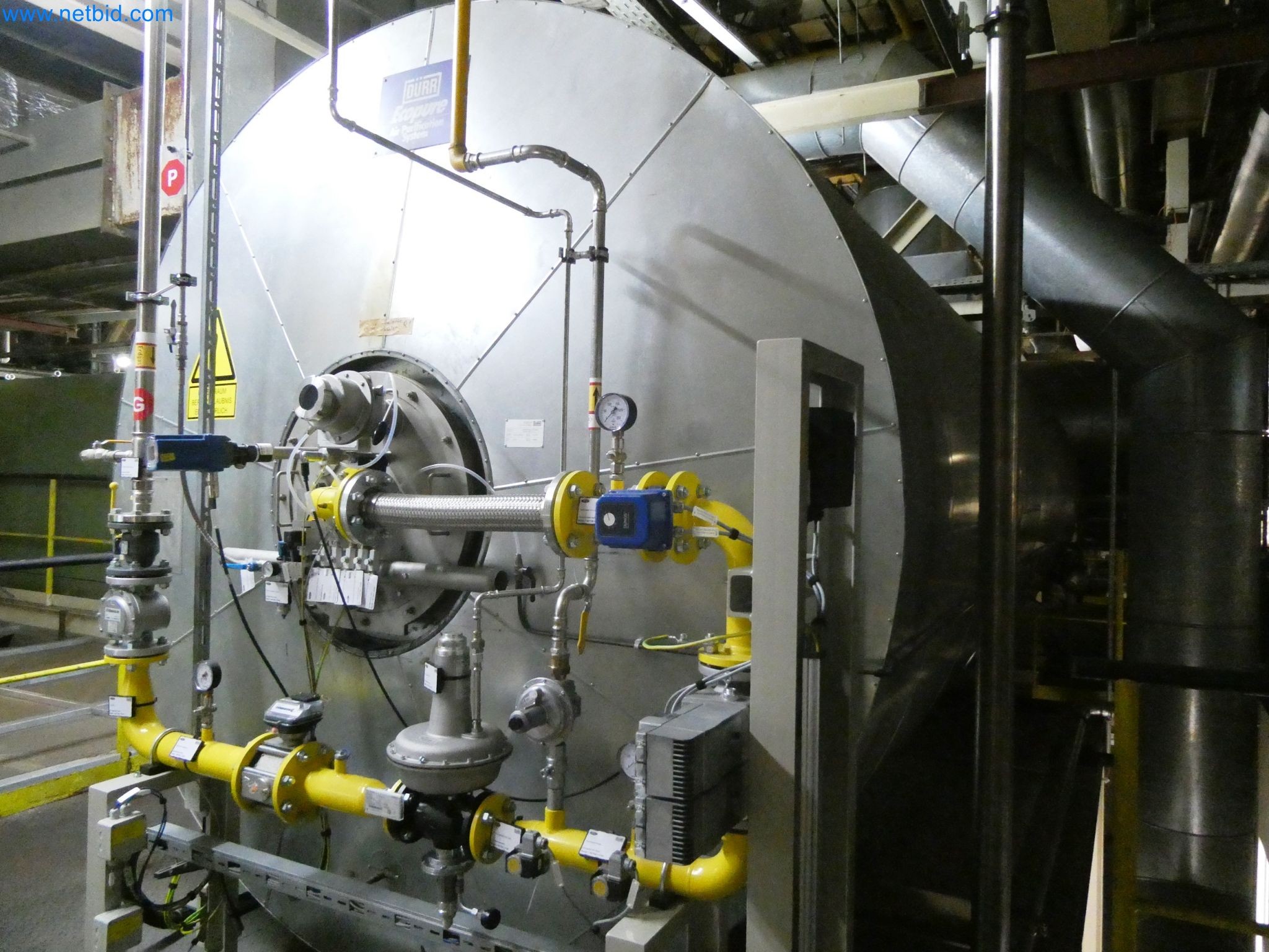 Roboty, sprzęt spawalniczy i akcesoria montażowe z branży motoryzacyjnej-3