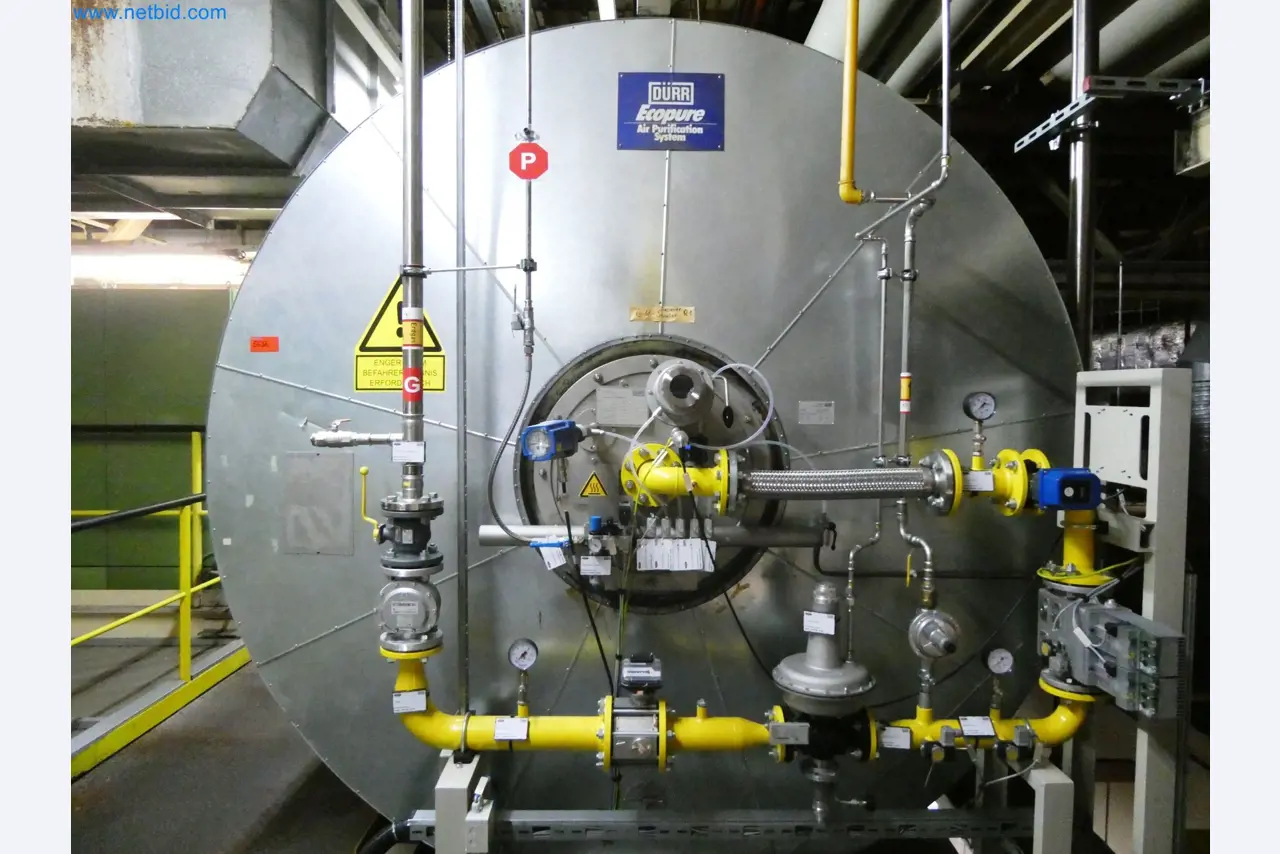 Roboty, sprzęt spawalniczy i akcesoria montażowe z branży motoryzacyjnej-4