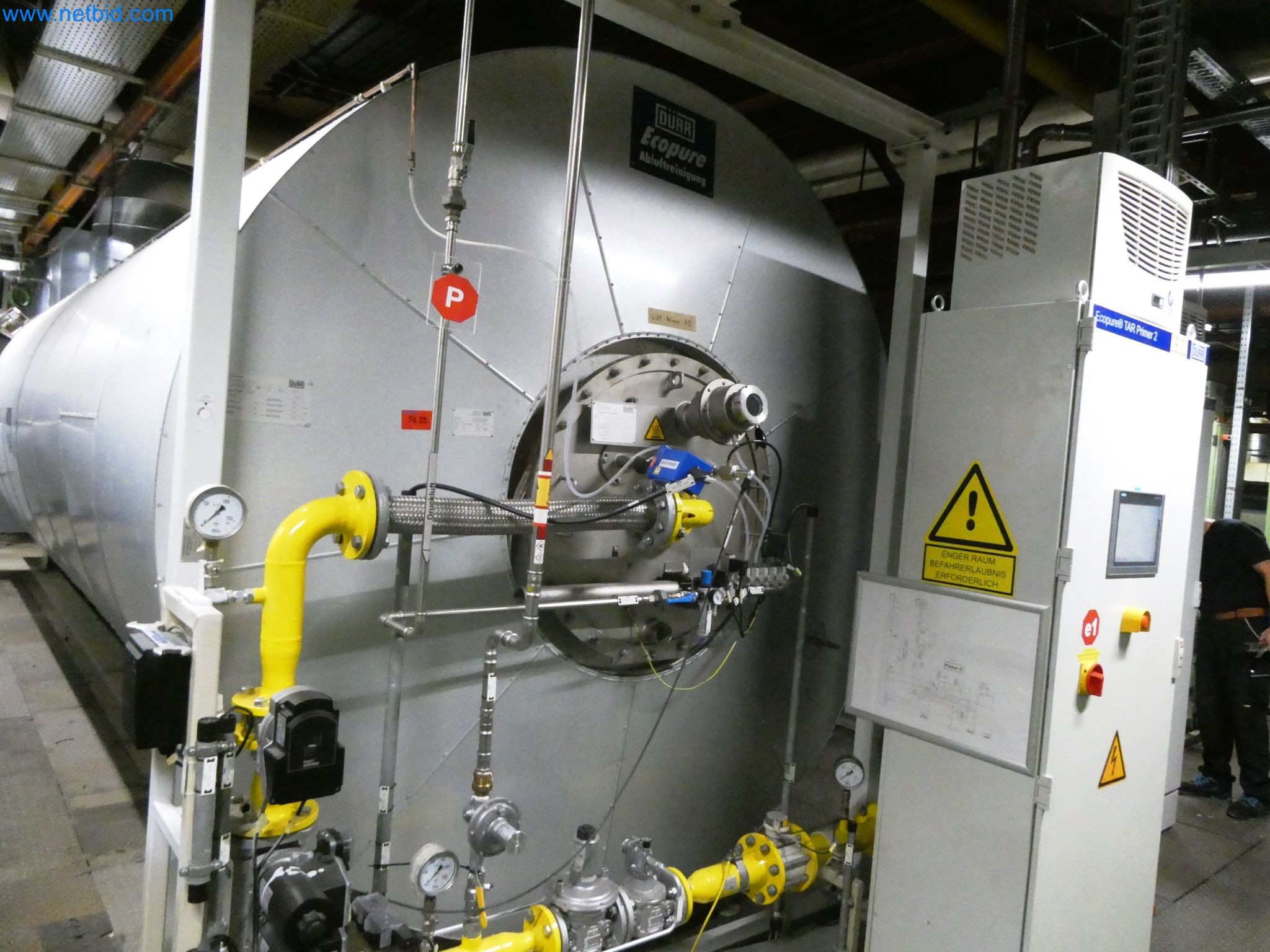 Roboti, varilna oprema in pripomočki za montažo iz avtomobilske industrije-1