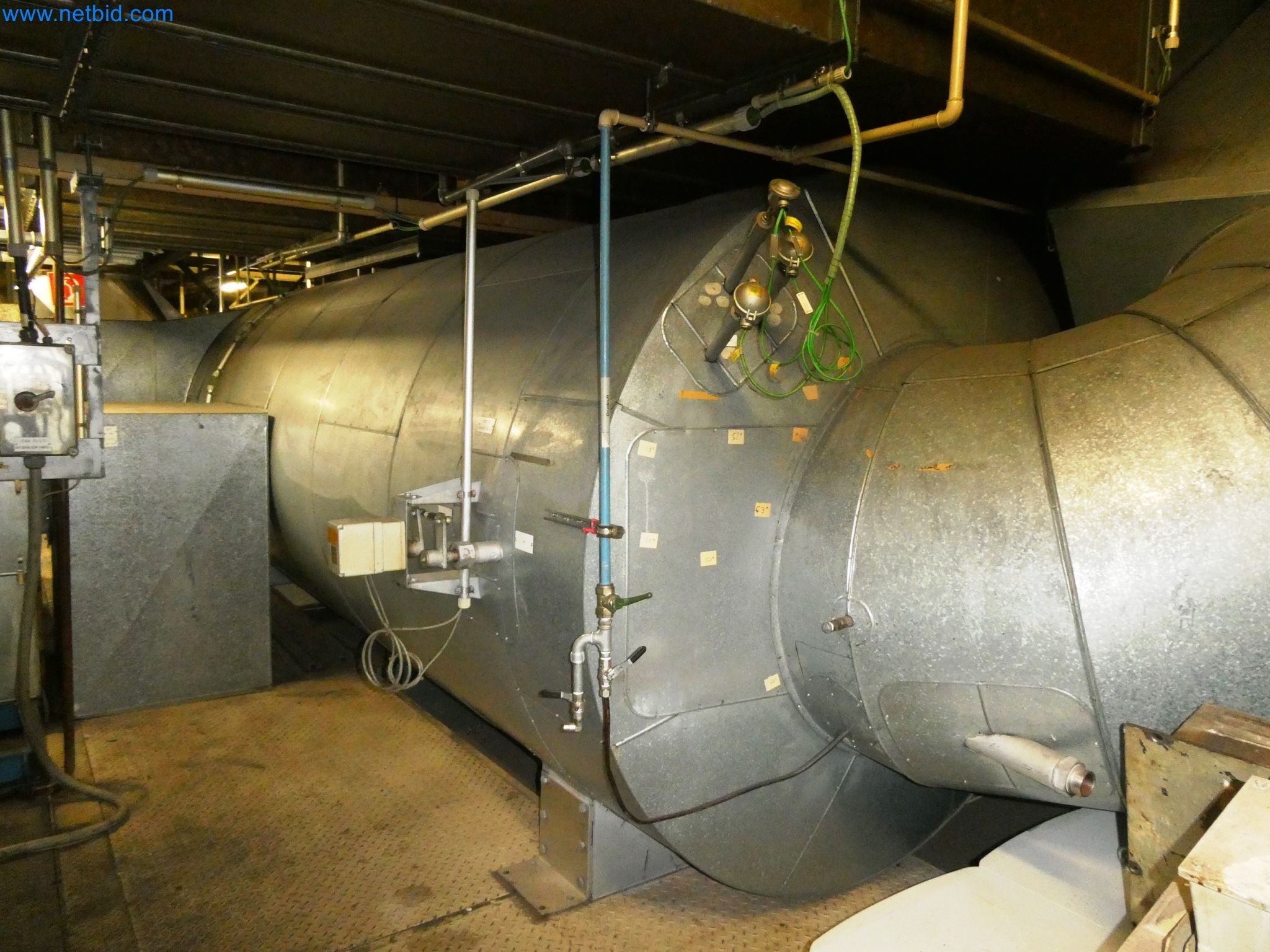 Roboty, sprzęt spawalniczy i akcesoria montażowe z branży motoryzacyjnej-1