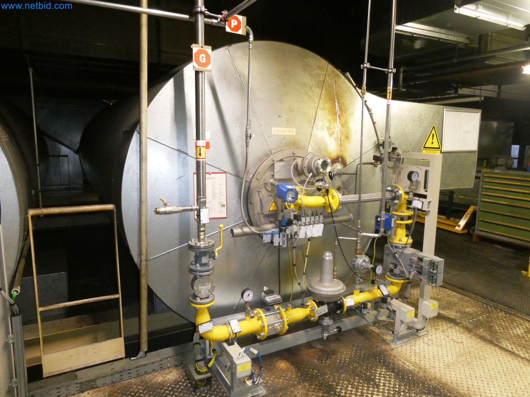 Roboty, sprzęt spawalniczy i akcesoria montażowe z branży motoryzacyjnej-2