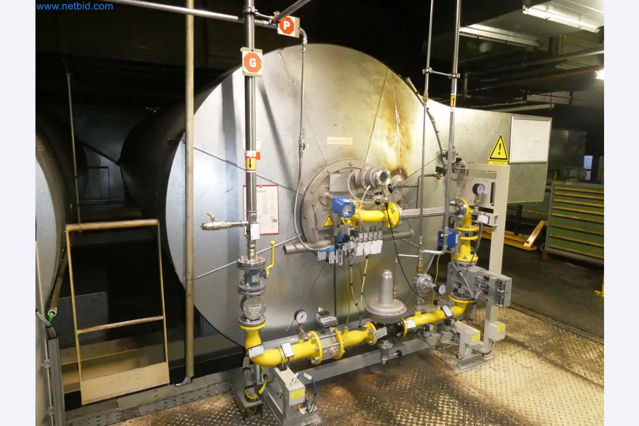 Roboty, sprzęt spawalniczy i akcesoria montażowe z branży motoryzacyjnej-2