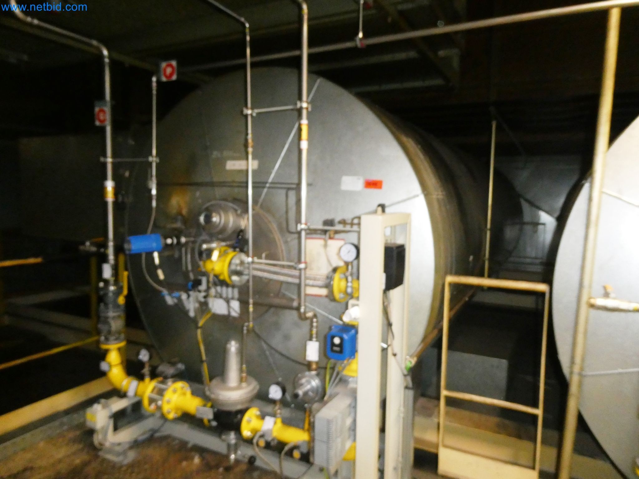 Roboty, sprzęt spawalniczy i akcesoria montażowe z branży motoryzacyjnej-2