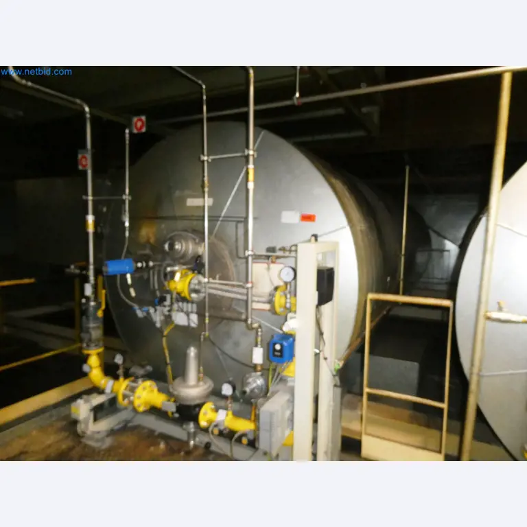 Roboty, sprzęt spawalniczy i akcesoria montażowe z branży motoryzacyjnej-2