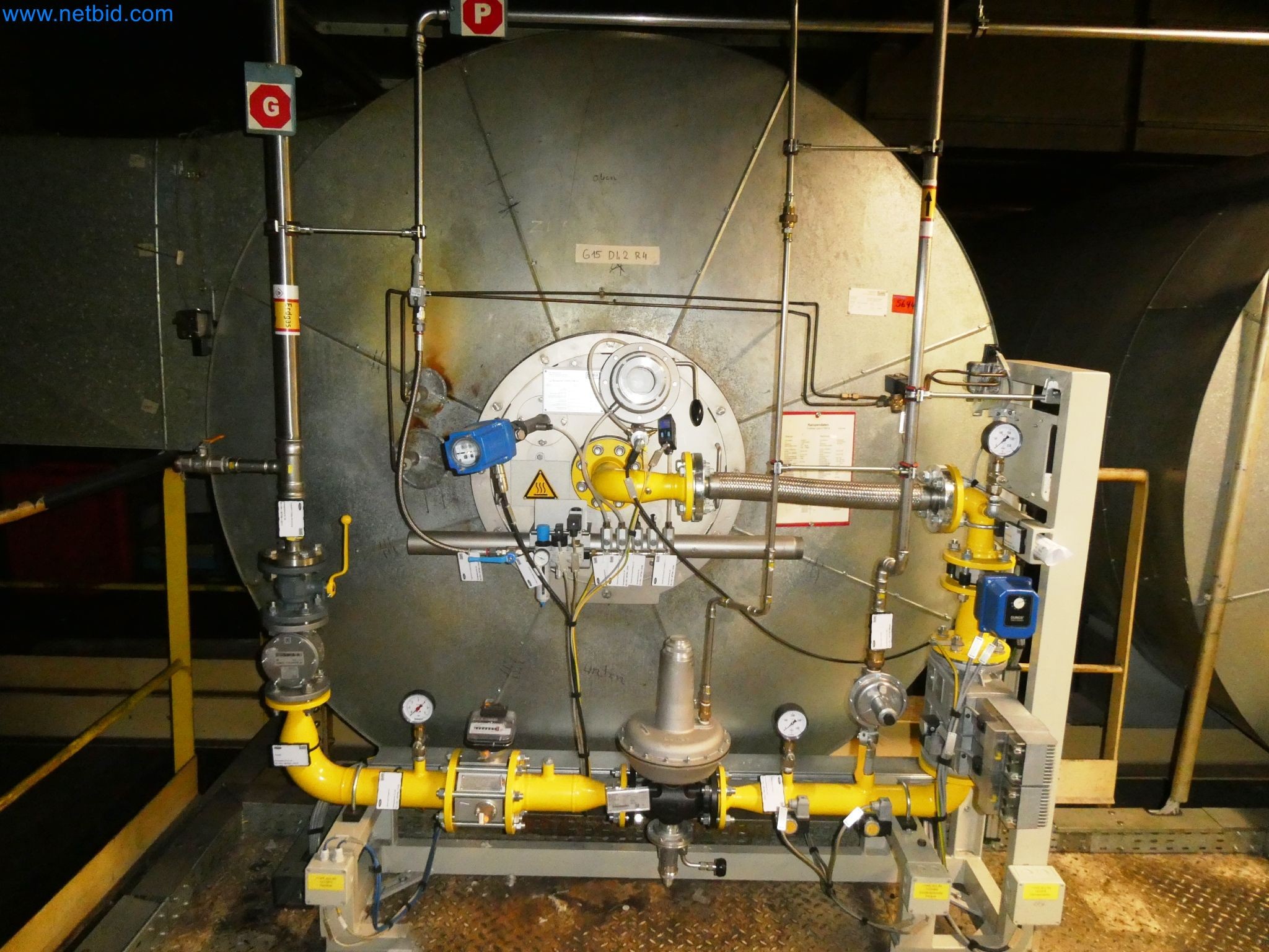 Roboty, sprzęt spawalniczy i akcesoria montażowe z branży motoryzacyjnej-3