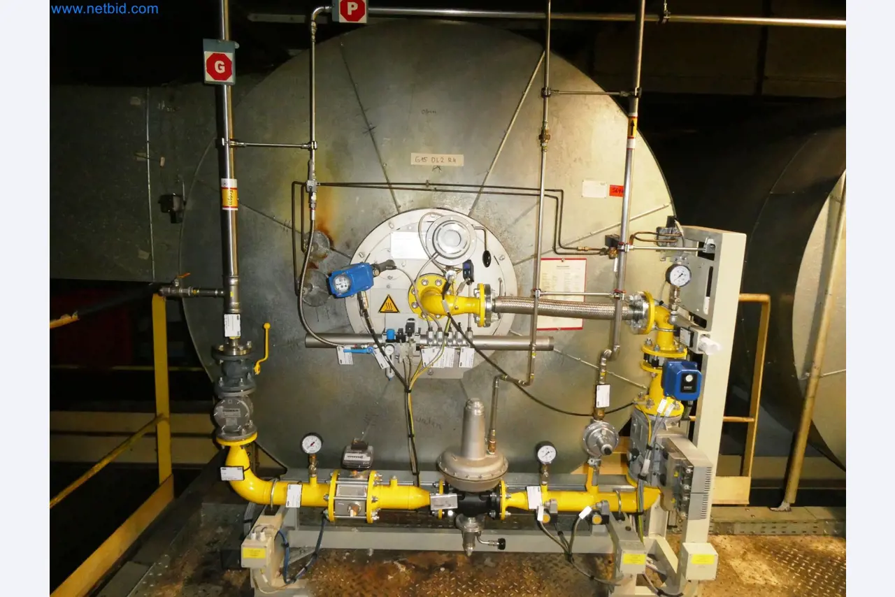 Roboty, sprzęt spawalniczy i akcesoria montażowe z branży motoryzacyjnej-3