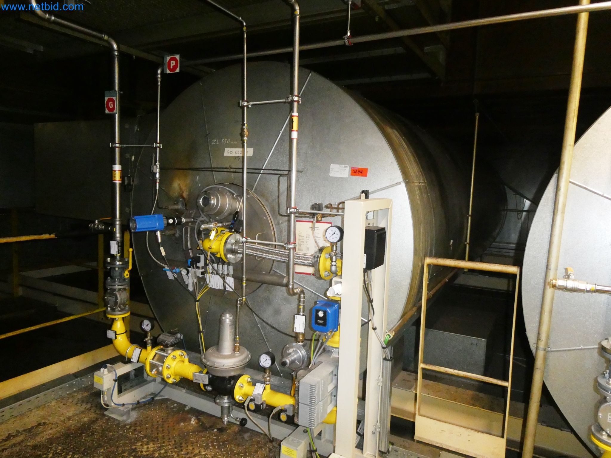 Roboty, sprzęt spawalniczy i akcesoria montażowe z branży motoryzacyjnej-5