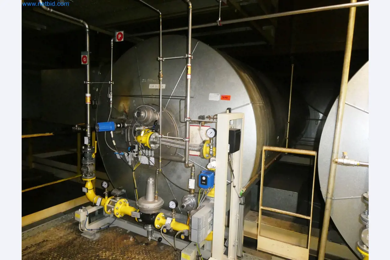 Roboty, sprzęt spawalniczy i akcesoria montażowe z branży motoryzacyjnej-5