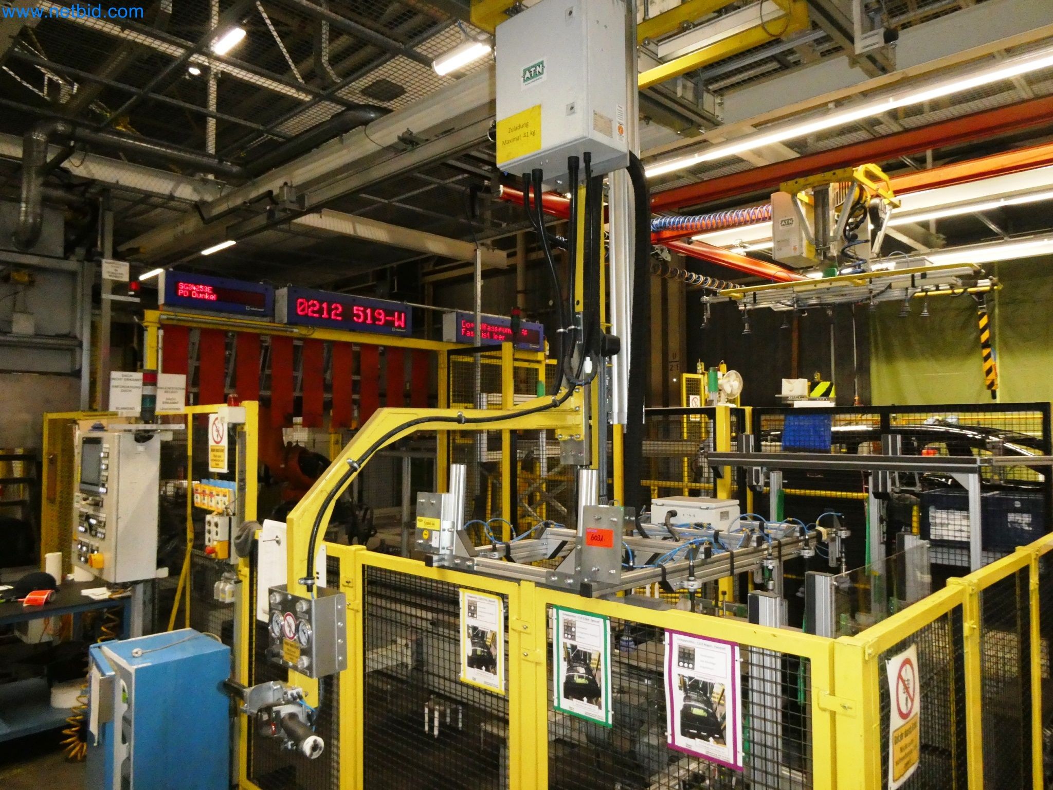 Roboty, svařovací zařízení a montážní příslušenství z automobilového průmyslu-1