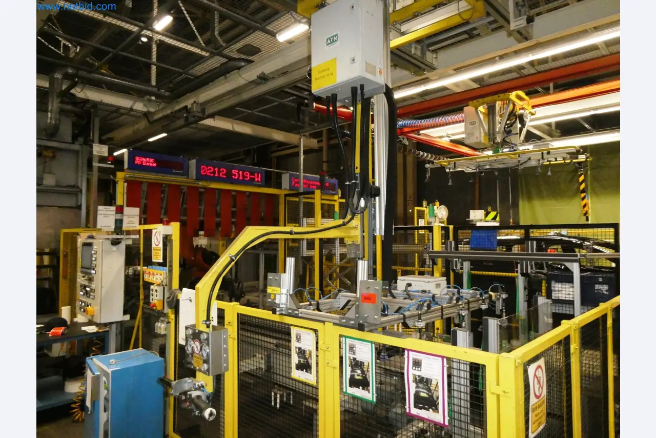 Roboty, svařovací zařízení a montážní příslušenství z automobilového průmyslu-1