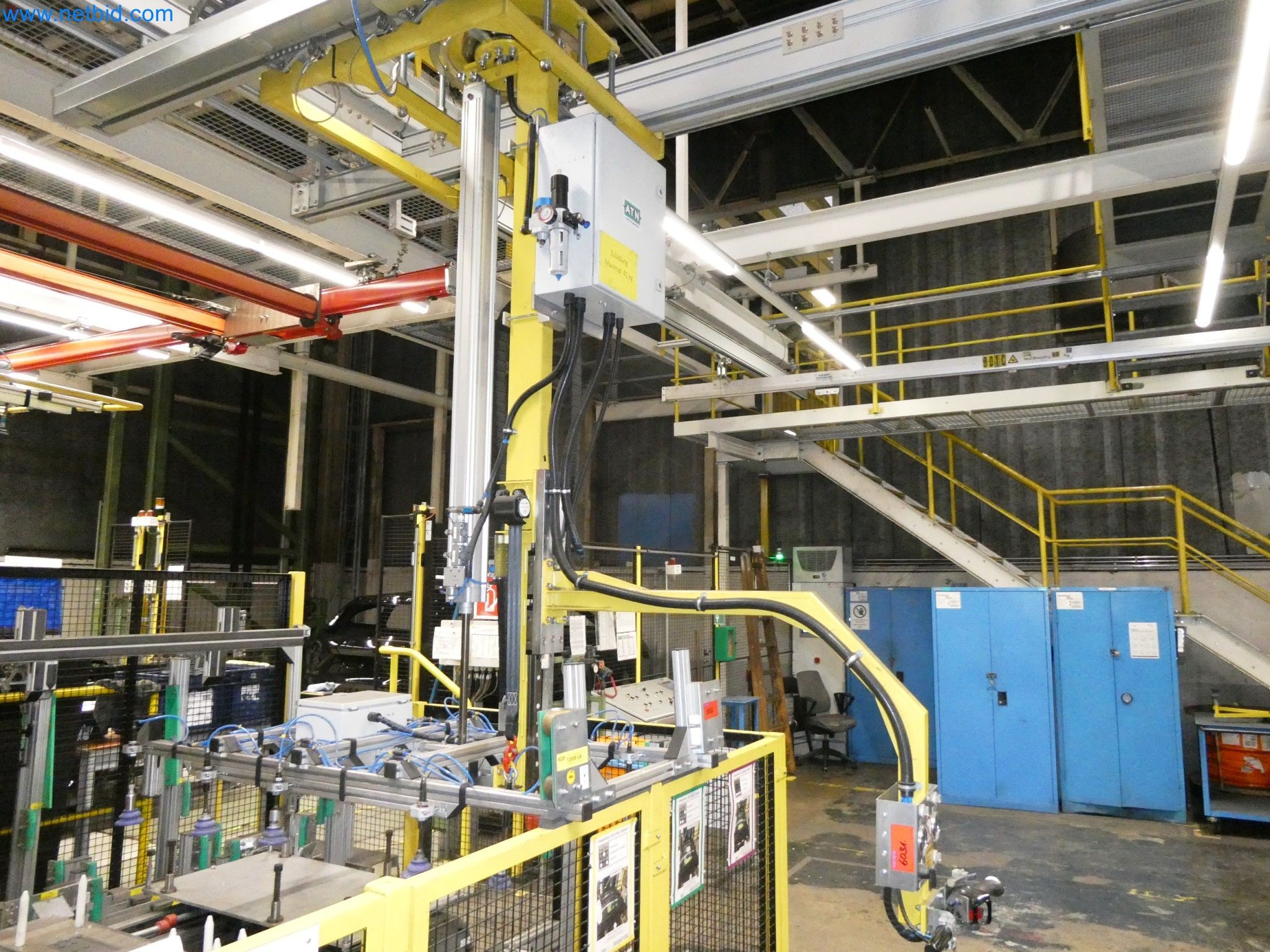 Roboty, svařovací zařízení a montážní příslušenství z automobilového průmyslu-2