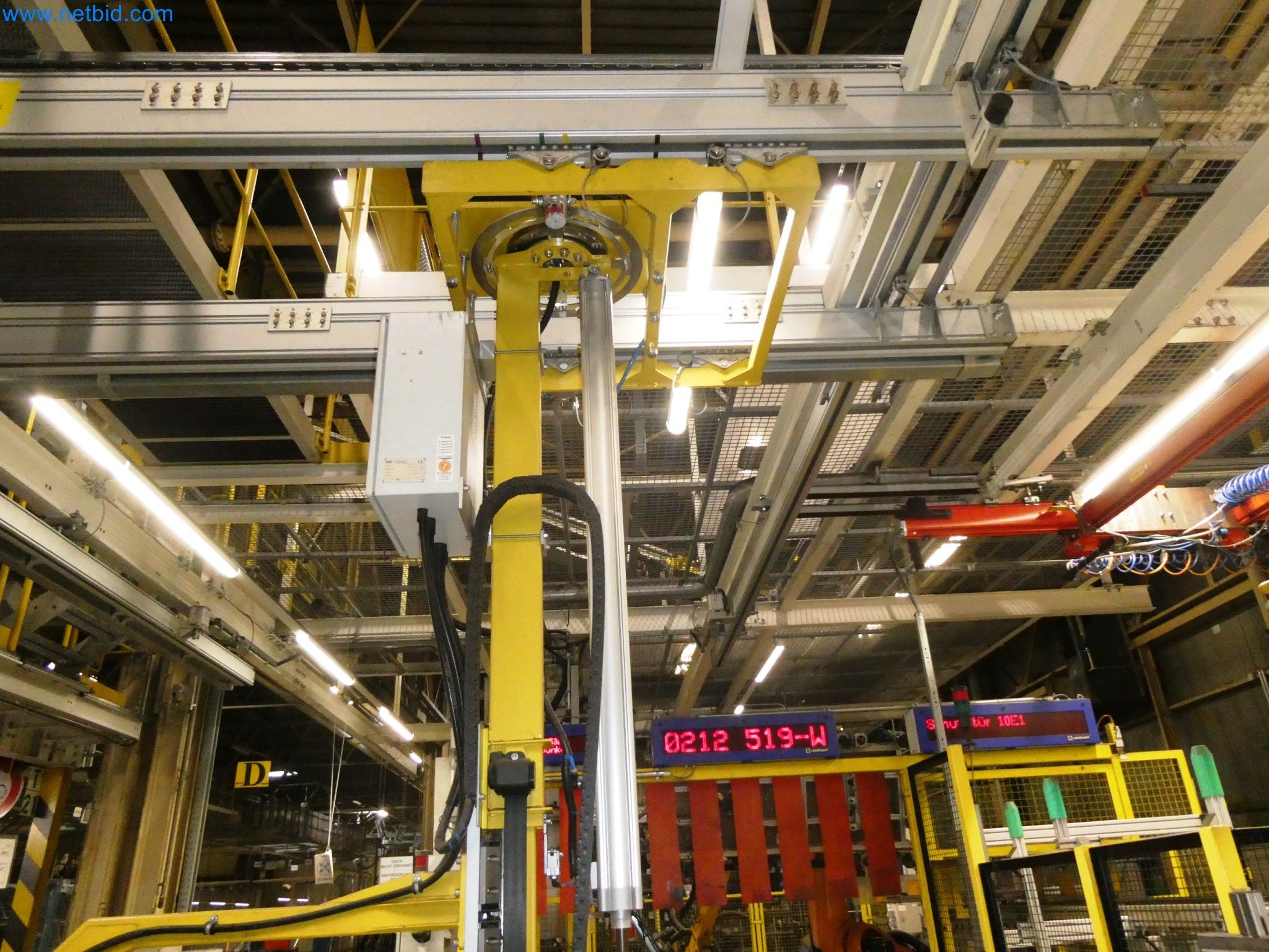 Roboty, svařovací zařízení a montážní příslušenství z automobilového průmyslu-3