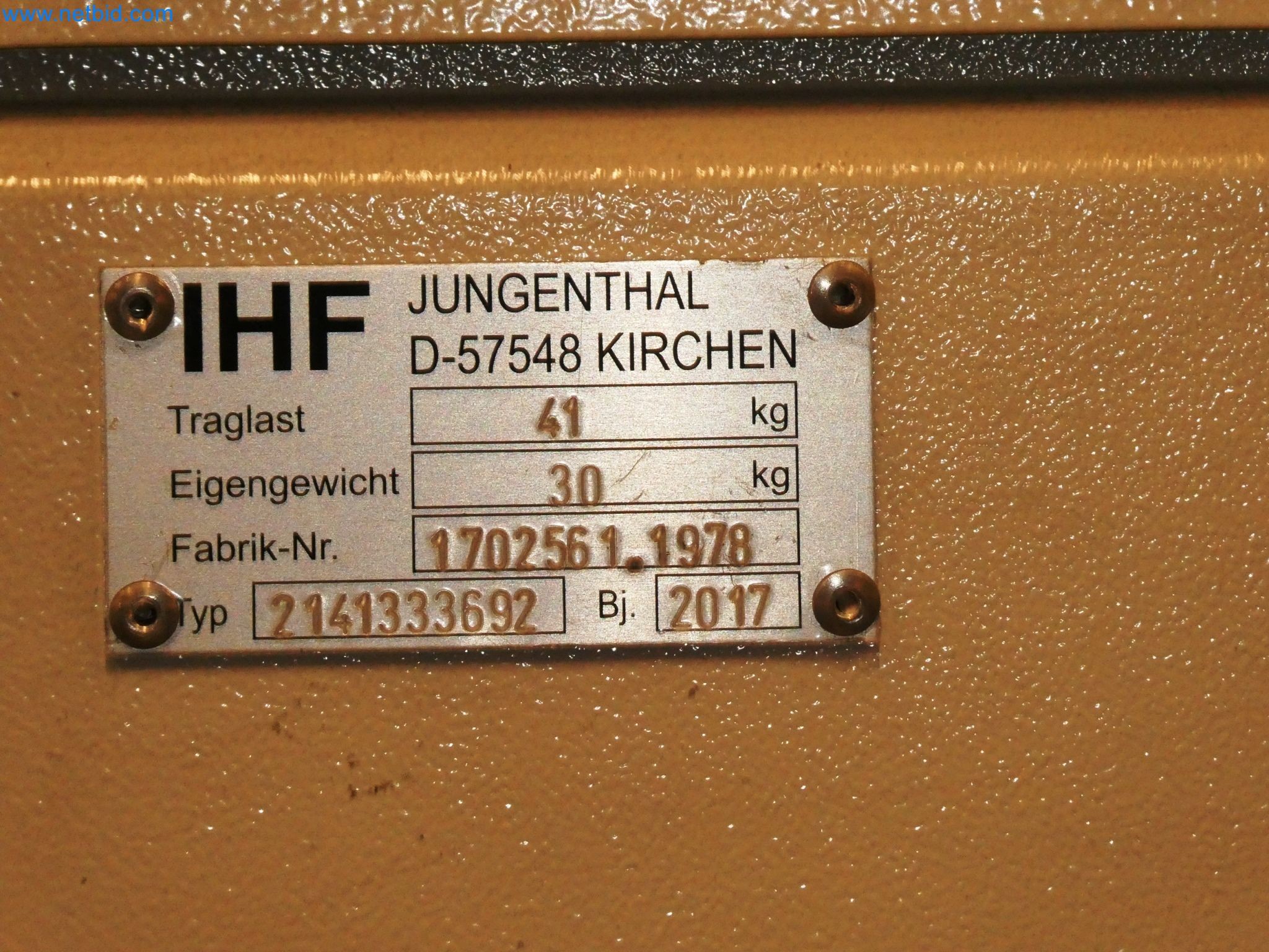 Roboty, svařovací zařízení a montážní příslušenství z automobilového průmyslu-4