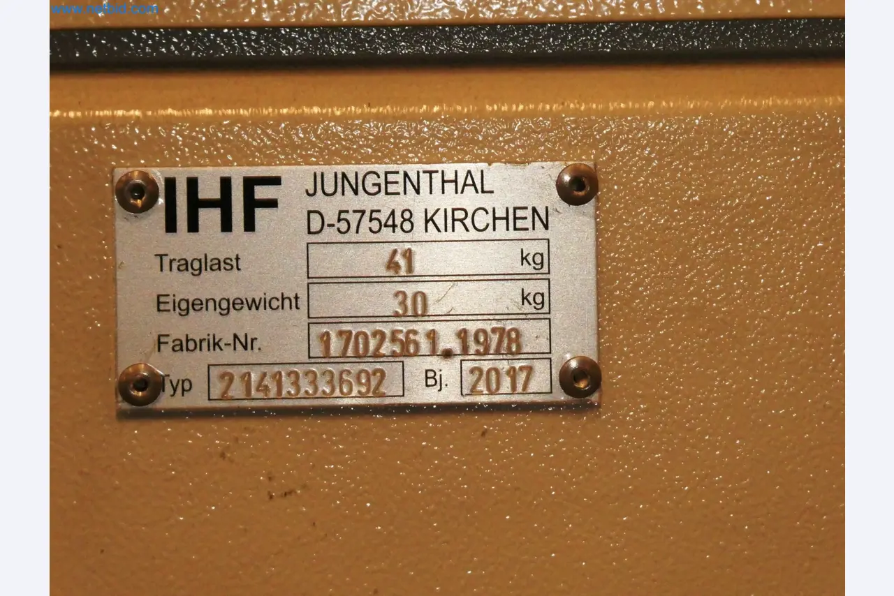 Roboty, svařovací zařízení a montážní příslušenství z automobilového průmyslu-4